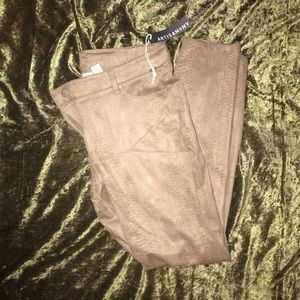 NWT Artisan NY faux suede skinny pant in tan